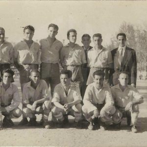 Equipo en el Campo de Fútbol de las Tablas en la Plaza de Parejas de Aranjuez. Al fondo cúpula del Palacio Real  y Casa de Oficios