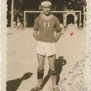 Jugador de fútbol posa para foto en el Campo de las Cuerdas en Plaza de Parejas. Al fondo portería y Casa de Oficios