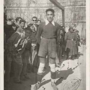 Portero del equipo del Frente de Juventudes en el Campo de Fútbol de las Cuerdas en la Plaza de Parejas de Aranjuez. Al fondo el Palacio Real