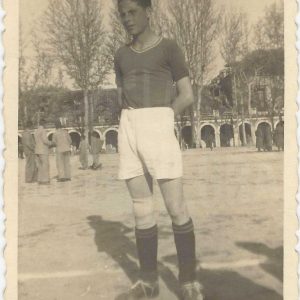 Antonio Talavera en el Campo de Fútbol de las Cuerdas en la Plaza de Parejas de Aranjuez. Al fondo Casa de Oficios