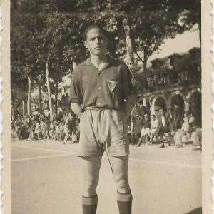 Antonio Talavera en el Campo de Fútbol de las Cuerdas de la Plaza de Parejas de Aranjuez. Al fondo la Casa de Oficios