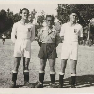 Dos futbolistas de Gálvez y uno de EISA  (Experiencias Industriales S.A.) en el Campo de Fútbol de las Cuerdas en la Plaza de Parejas de Aranjuez