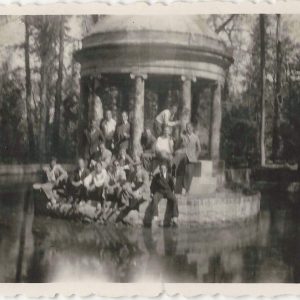 Grupo de personas en el Pabellón Clásico del Estanque de los Chinescos del Jardín del Príncipe de Aranjuez