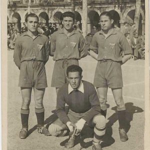 Cuatro futbolistas del Aranjuez C.F. en el Campo de Fútbol de las Cuerdas de la Plaza de Parejas de Aranjuez