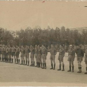 Equipos del Aranjuez C.F y Dolmar en el centro del Campo de Fútbol de las Cuerdas en la Plaza de Parejas de Aranjuez antes del partido
