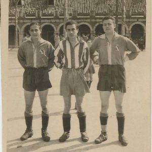 Tres jugadores en el Campo de Fútbol de las Cuerdas en la Plaza de Parejas de Aranjuez. Al fondo la Casa de Oficios