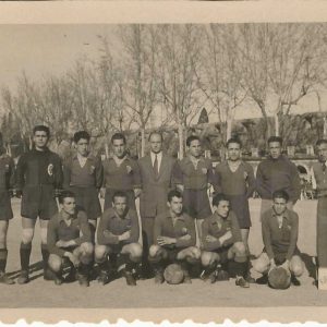 Equipo del Aranjuez C.F. en el Campo de las Tablas en la Plaza de Parejas de Aranjuez. Al fondo la Casa de Oficios