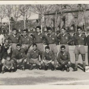 Equipo del Aranjuez C.F. en el Campo de las Tablas en la Plaza de Parejas de Aranjuez. Al fondo la Casa de Oficios