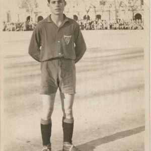 Antonio Talavera, con uniforme del Aranjuez C.F., en el Campo de Fútbol de las Cuerdas en la Plaza de Parejas de Aranjuez