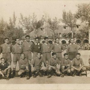 Equipo del Aranjuez C.F. junto al utillero en el Campo de Fútbol de las Tablas en la Plaza de Parejas de Aranjuez. Al fondo la Casa de Oficios