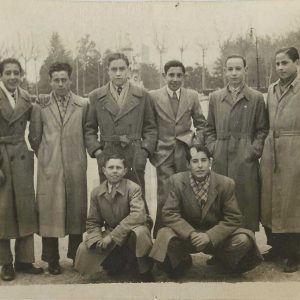 Talavera junto a un grupo de compañeros en la Plaza de San Antonio de Aranjuez. Al fondo la Fuente de la Mariblanca