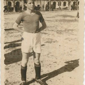 Antonio Talavera en el Campo de Fútbol de las Cuerdas en la Plaza de Parejas de Aranjuez. Al fondo el Palacio Real
