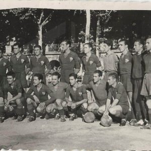 Equipo del Aranjuez C.F. en el Campo de Fútbol de las Tablas en la Plaza de Parejas de Aranjuez. Al fondo la Casa de Oficios