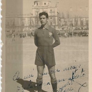 Futbolista del Aranjuez C.F. en el Campo de Fútbol de las Tablas en la Plaza de Parejas de Aranjuez. Al fondo el Palacio Real.