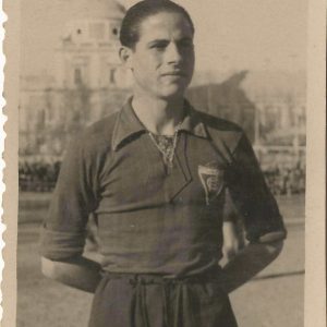 Antonio Talavera con la camiseta del Aranjuez C.F. en el Campo de Fútbol de las Tablas en la Plaza de Parejas de Aranjuez. Al fondo el Palacio Real