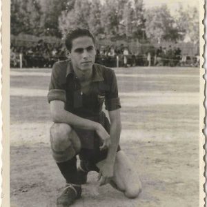 Antonio Talavera con la camiseta del Aranjuez C.F. en el Campo de Fútbol de las Tablas en la Plaza de Parejas de Aranjuez. Al fondo el Palacio Real