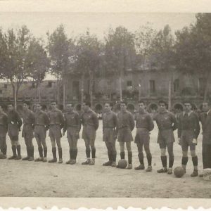 Equipo del Aranjuez C.F. junto al utillero en el Campo de Fútbol de las Tablas en la Plaza de Parejas de Aranjuez. Al fondo la Casa de Oficios