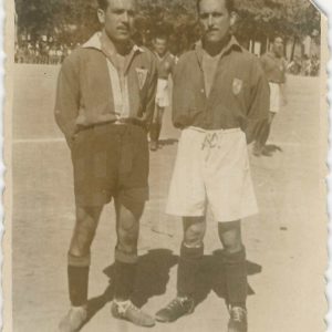 Capitanes de los equipos Aranjuez y Ferroviaria en el Campo de Fútbol de las Cuerdas en la Plaza de Parejas en Aranjuez