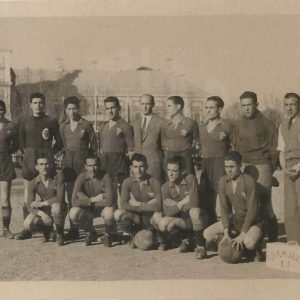 Equipo del Aranjuez C.F. junto al utillero en el Campo de Fútbol de las Tablas en la Plaza de Parejas de Aranjuez. Al fondo el Palacio Real