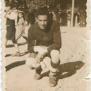 Futbolista en el Campo de Fúbol de las Cuerdas en la Plaza de Parejas de Aranjuez. Al fondo la Casa de Oficios