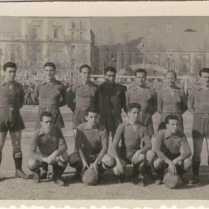 Equipo del Aranjuez C.F. en el Campo de Fútbol de Las Tablas en la Plaza de Parejas de Aranjuez. Al fondo el Palacio Real
