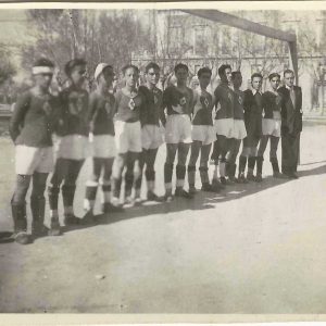 Equipo del Frente de Juventudes en el Campo dde Fútbol de Las Cuerdas en la Plaza de Parejas de Aranjuez. Al fondo el Palacio Real