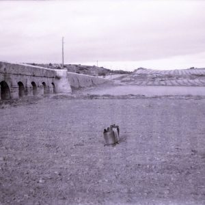 Dos bombonas de butano calcinadas junto a un puente en Villatobas tras el incendio del camión que las trasportaba