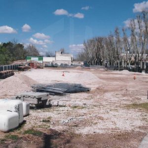 Vallas y material de construcción en el solar que antes ocupaba el Molino en Aranjuez