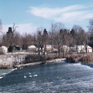 Presa de Palacio en el río Tajo en Aranjuez con los Kioskos de la Glorieta de Fernando VI al fondo