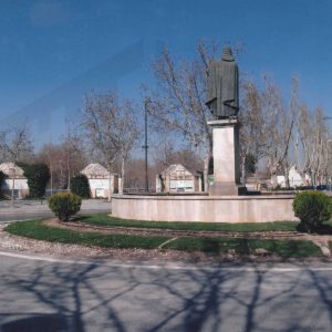 Vista posterior de la estatua de la Glorieta de Fernando VI en Aranjuez