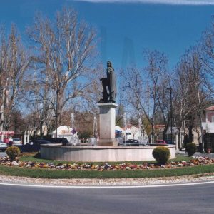 Vista lateral de la estatua de la Glorieta de Fernando VI en Aranjuez