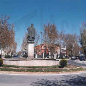 Vista posterior de la estatua de la Glorieta de Fernando VI en Aranjuez