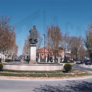 Vista posterior de la estatua de la Glorieta de Fernando VI en Aranjuez