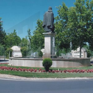 Vista posterior de la estatua de la Glorieta de Fernando VI en Aranjuez
