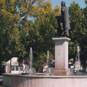 Vista lateral de la estatua de la Glorieta de Fernando VI en Aranjuez