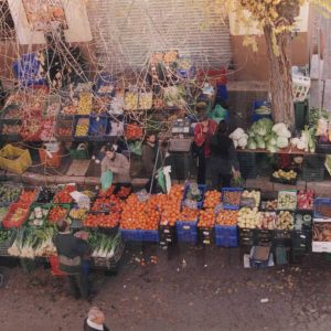 Plano aéreo de un puesto de fruta en el Rastro de Aranjuez