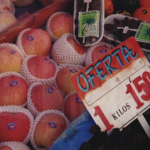 Detalle de manzanas y dátiles en un puesto de fruta en el Rastro de Aranjuez