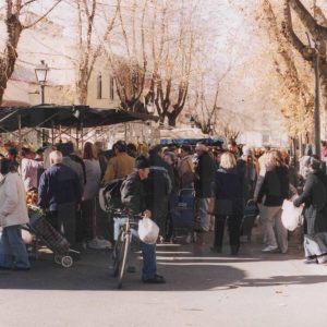 Grupo de personas en el Rastro de Aranjuez