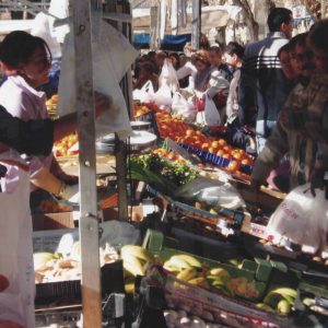 Personas comprando fruta en el Rastro de Aranjuez