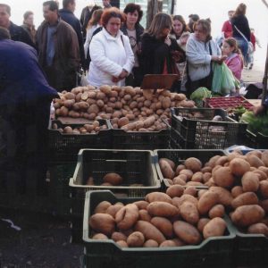 Clientes delante de un puesto de patatas en el Rastro de Aranjuez