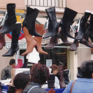 Puesto de calzado en el Rastro de Aranjuez