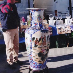 Jarrón chino en un puesto de decoración en el Rastro de Aranjuez