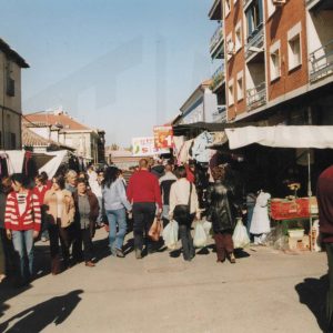 Numerosas personas en el Rastro de Aranjuez