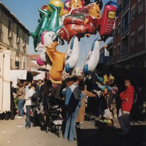 Puesto de venta de globos en el Rastro de Aranjuez