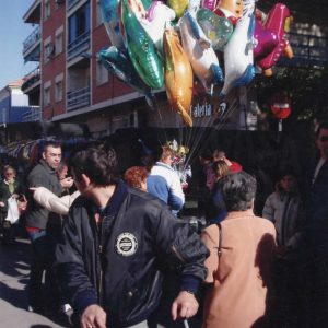 Puesto de venta de globos en el Rastro de Aranjuez