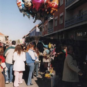Puesto de venta de globos en el Rastro de Aranjuez