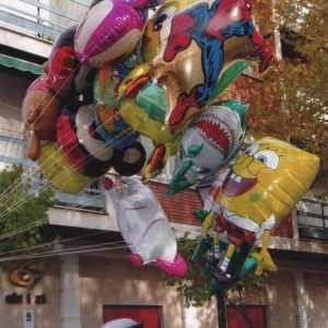 Puesto de venta de globos en el Rastro de Aranjuez