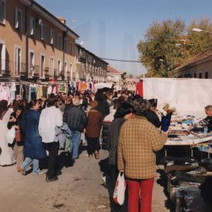 Numerosas personas en el Rastro de Aranjuez
