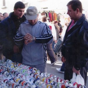 Clientes delante de un puesto de relojes en el Rastro de Aranjuez