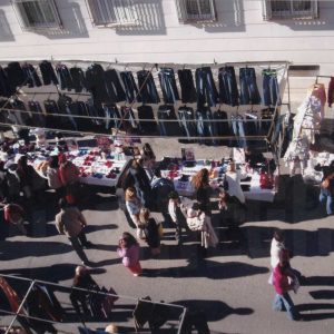 Plano aéreo de un puesto de ropa en el Rastro de Aranjuez